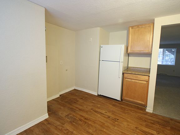 kitchen w/plank hardwood flooring