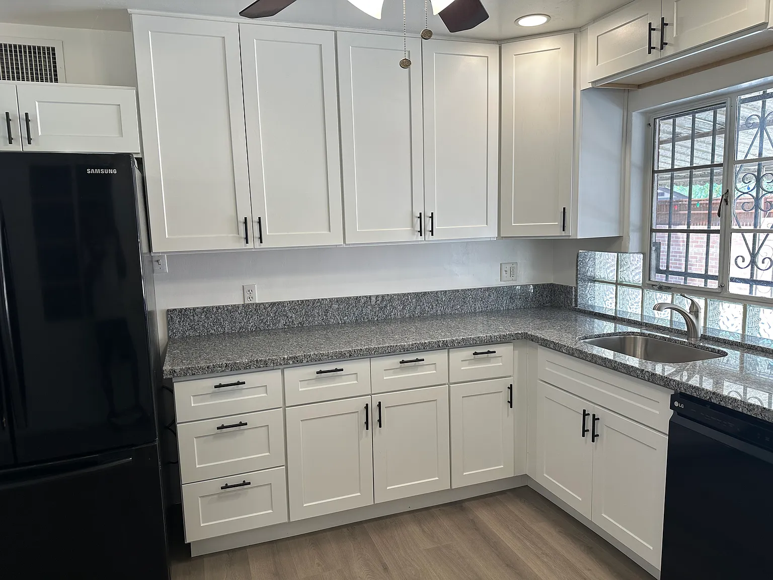 3 bed, 1208 sqft, $2,150 — Photo 2