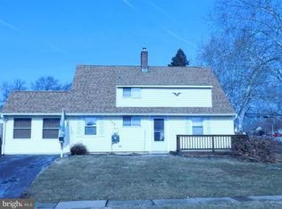 105 Indian Creek Dr, Levittown, PA 19057