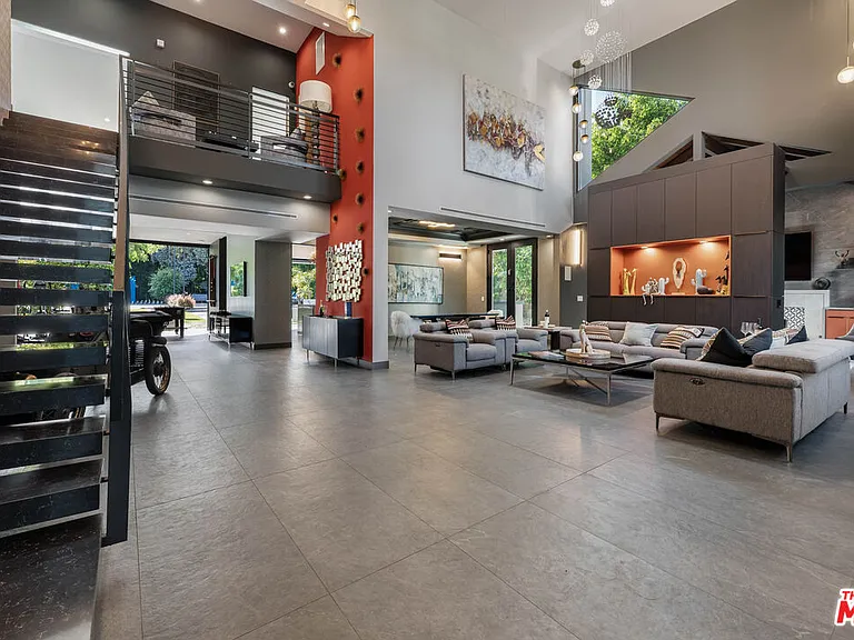 5415 Amestoy Ave — Photo 8
