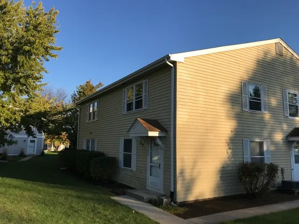 233 Winfield Ct, Vernon Hills, IL 60061