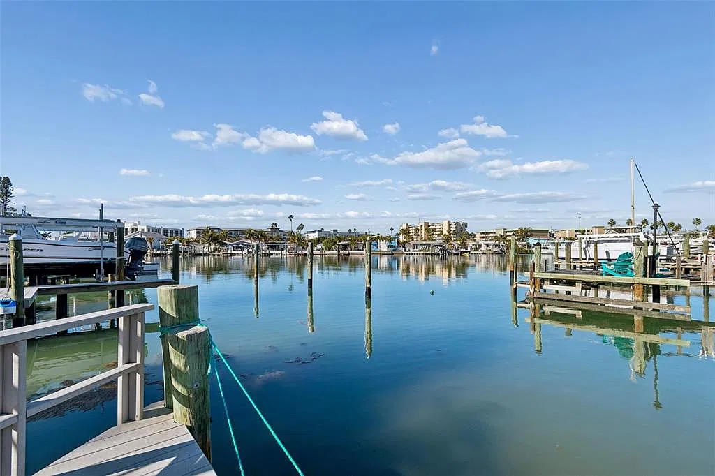 2 bed, 1.0 bath, 702 sqft, $1,895 — Photo 1