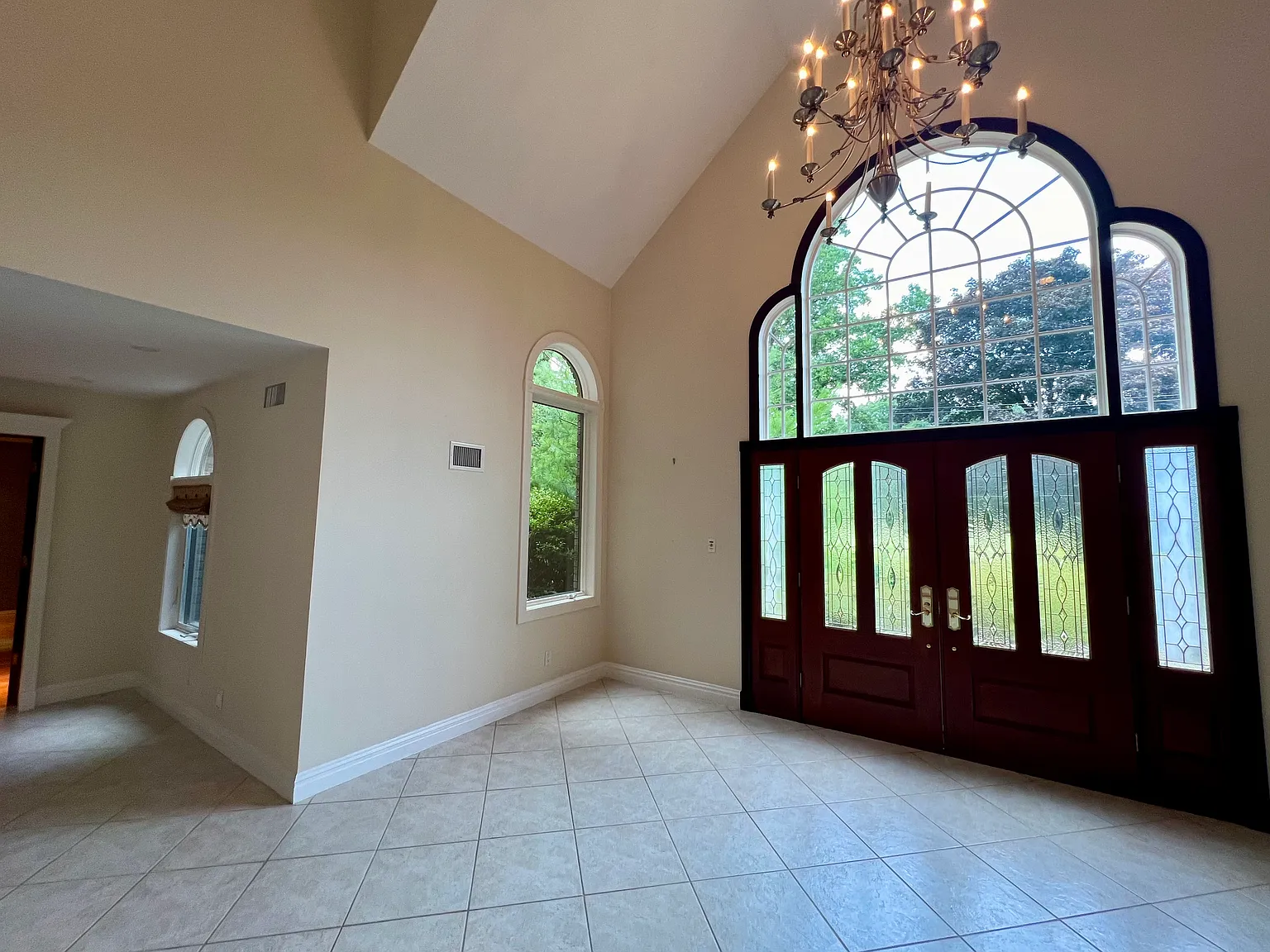 5 bed, 5082 sqft, $14,000 — Photo 3