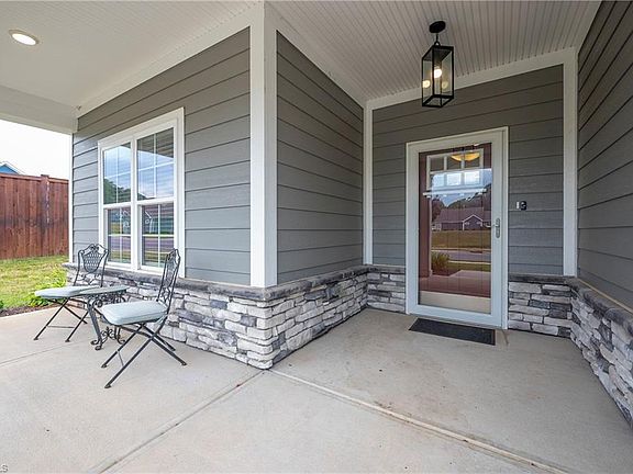 5th image of 424 Waterton Way