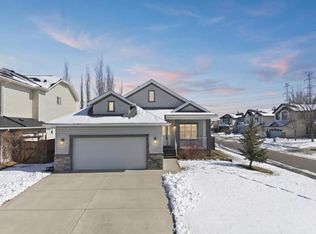 103 W Oakmere Grn, Chestermere, AB T1X 1N4