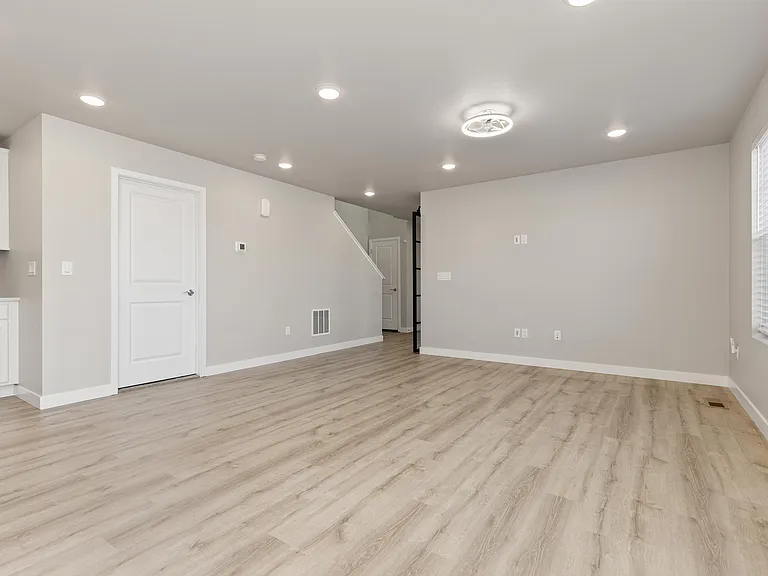958 Colorado River Ave — Photo 9