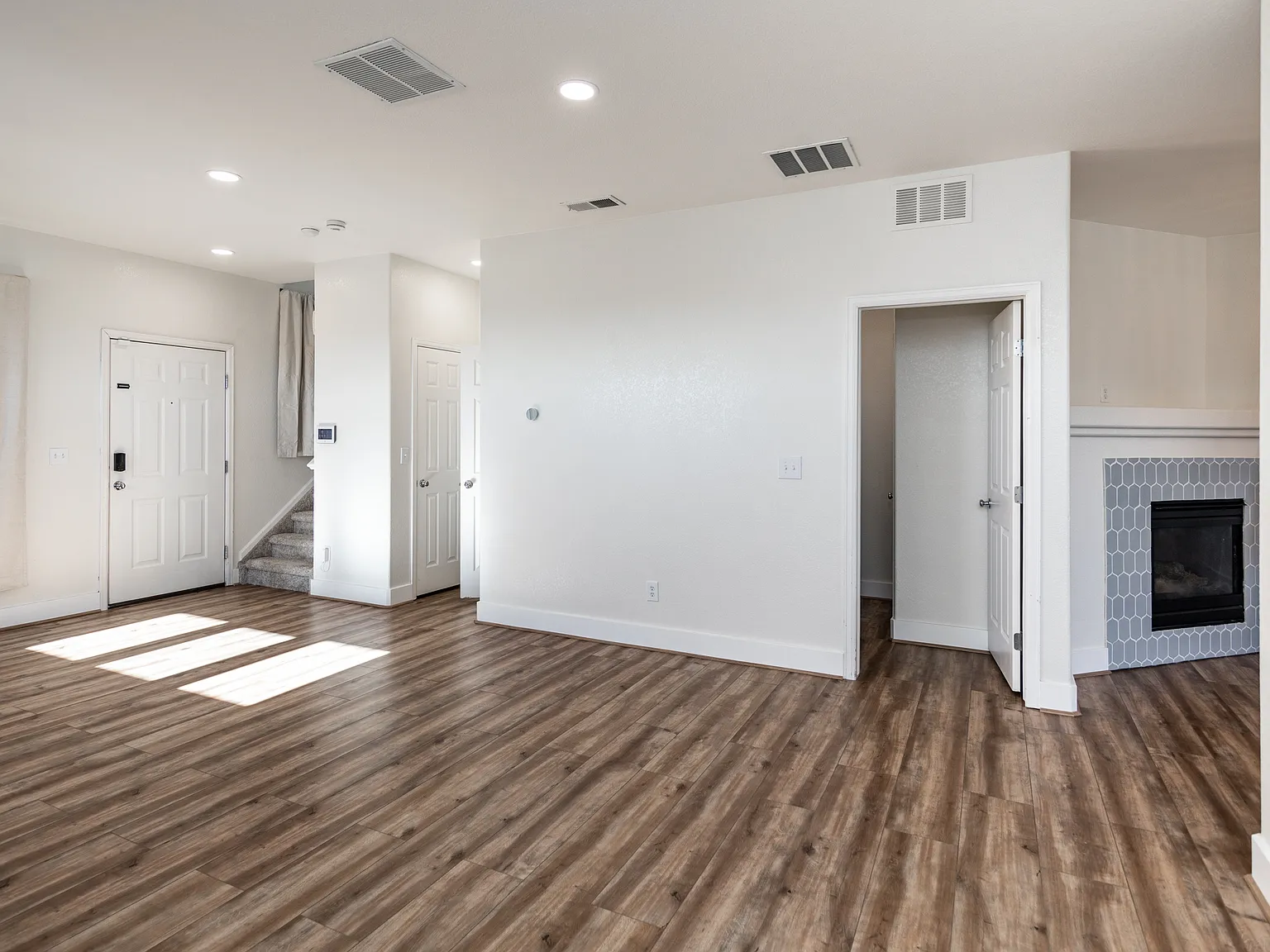 3 bed, 2.5 bath, 1870 sqft, $2,150 — Photo 4