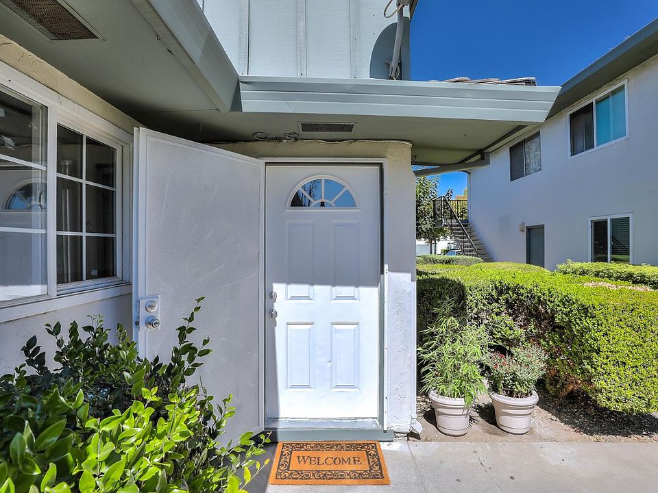 1st image of 5581 Spinnaker Dr APT 2