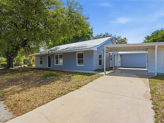 3rd image of 210 E Sugarland Cir