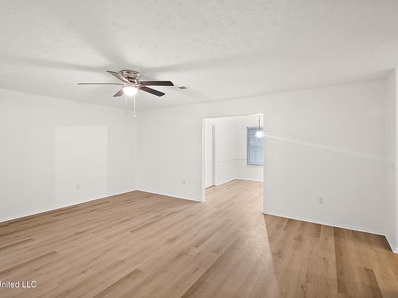 3rd image of 18 Begonia Ct