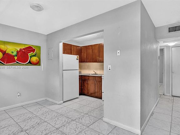 5th image of 4732 SW 33rd Ave APT 203