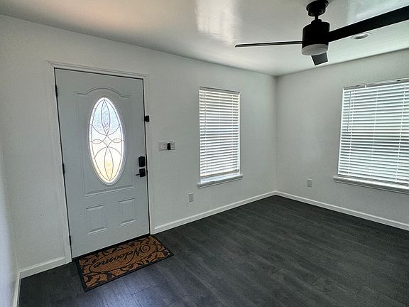 Entrance / living room