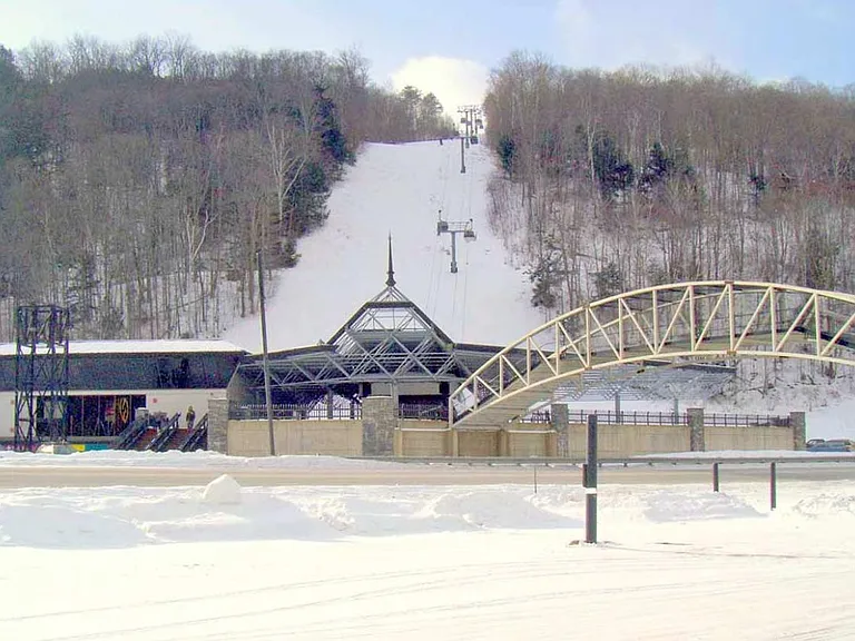 25 minutes to the Skyship Gondola and just around the corner from Suicide Six ski area