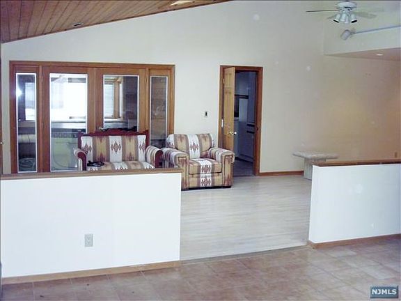 4th image of 54 Kenwood Dr