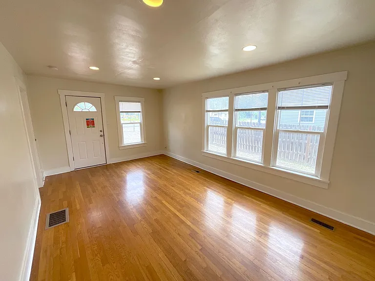126 S Institute St — Photo 12
