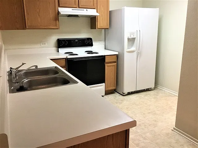 3 bed, 2.0 bath, 1429 sqft, $2,085 — Photo 2