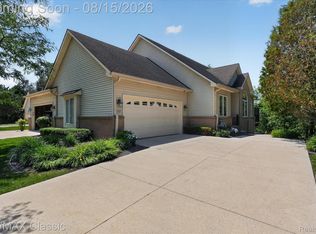 1007 Bird Song Ln #4, Milford, MI 48381