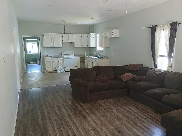 503 S College St — Photo 2