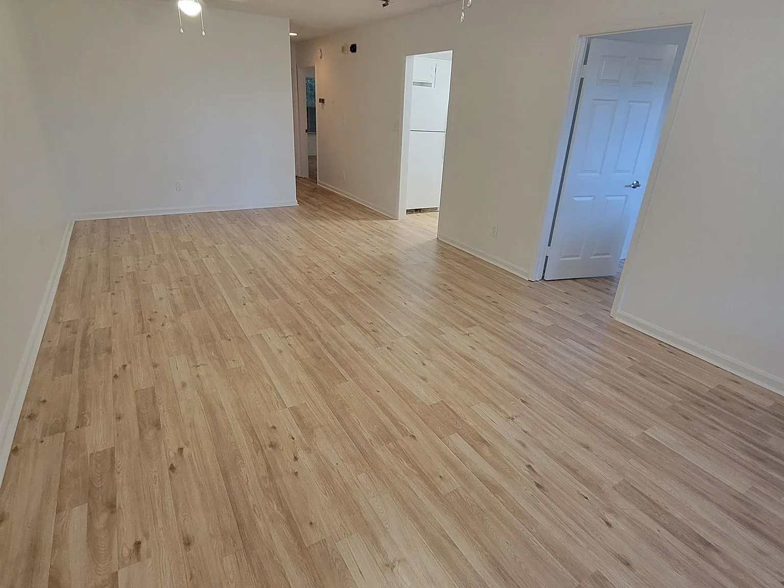 3 bed, 2.0 bath, 1056 sqft, $1,275 — Photo 2