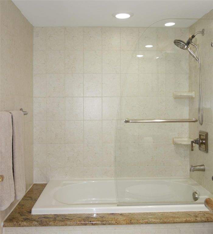 625 Oaks Drive #302, photo 8