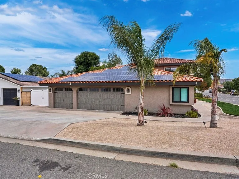 24050 Canyon Lake Dr N — Photo 2
