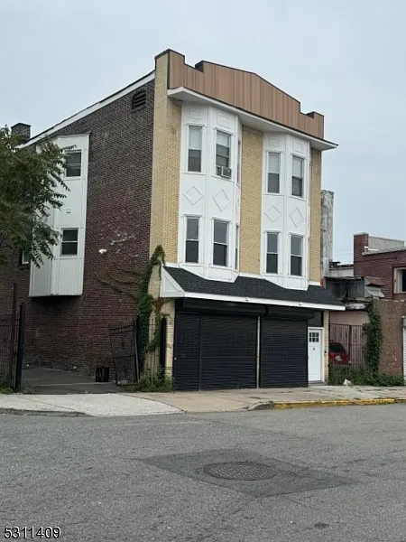 4 bed, 2.0 bath, $3,400 — Photo 1