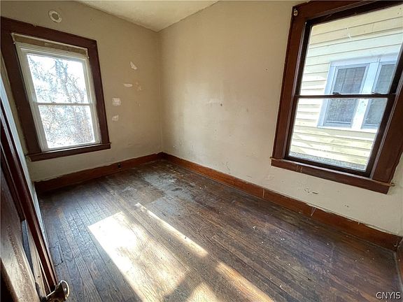 3rd image of 519 Richmond Ave