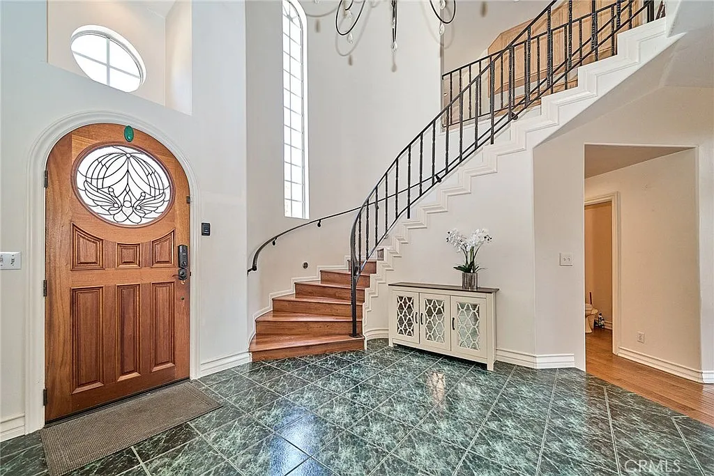 7 bed, 5.5 bath, 5966 sqft, $6,800 — Photo 3