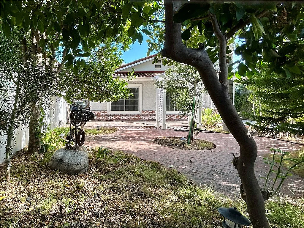 3 bed, 1250 sqft, $4,200 — Photo 2