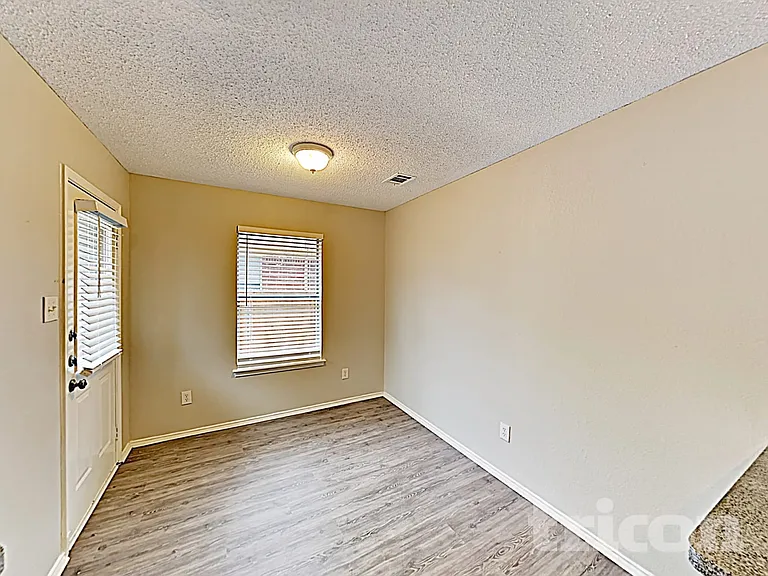 206 Briarglen Dr — Photo 4