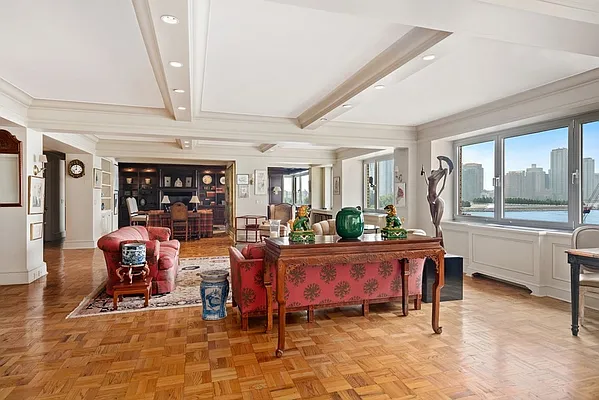 Sold by Sloane Square | media 30