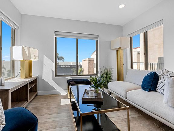 2nd image of 801 W Hawthorn St W #409