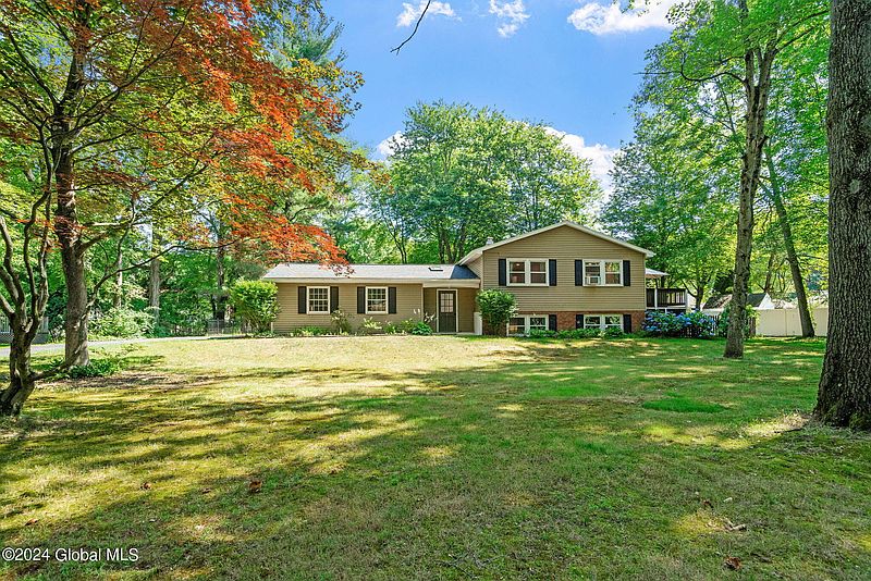 3rd image of 20 Sugarbush Road