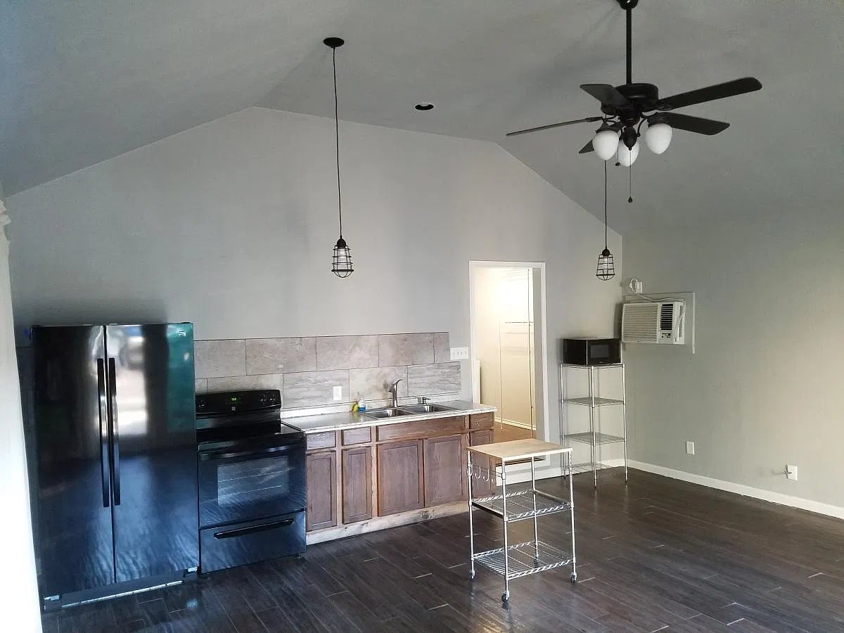 1909 Brunson Avenue — Photo 2