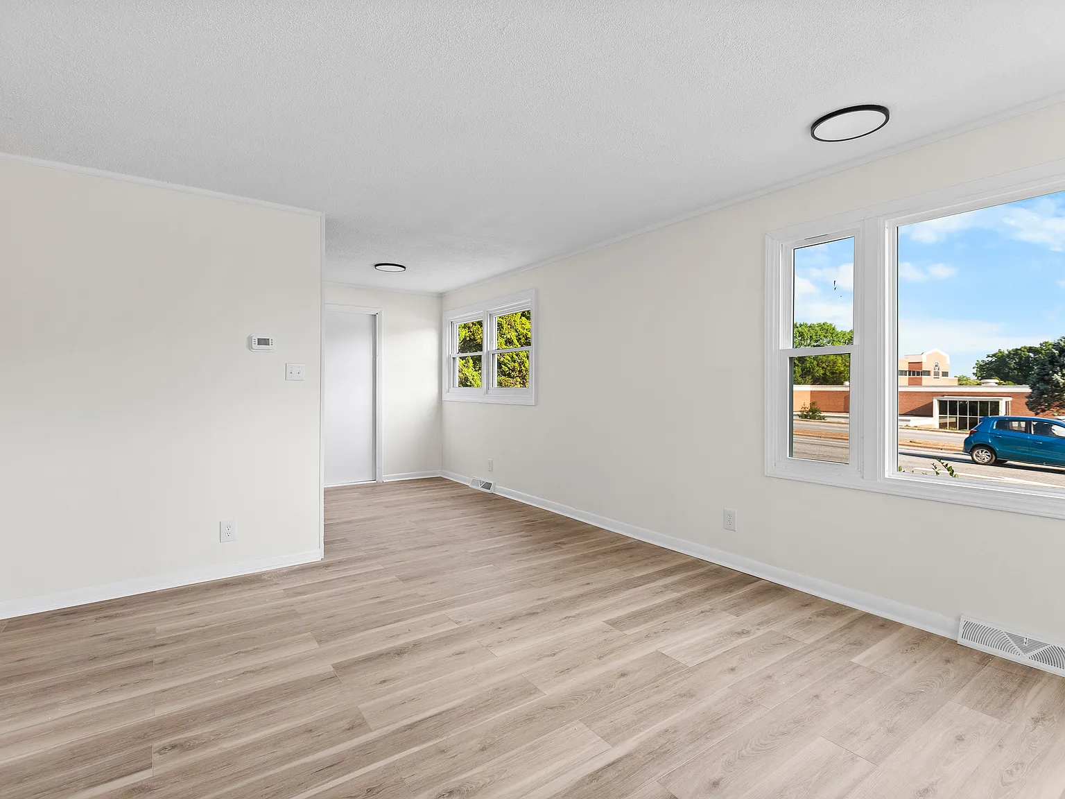 3 bed, 975 sqft, $1,595 — Photo 3