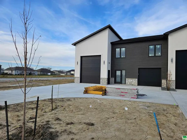 1301 Quiniela Dr, North Sioux City, SD 57049
