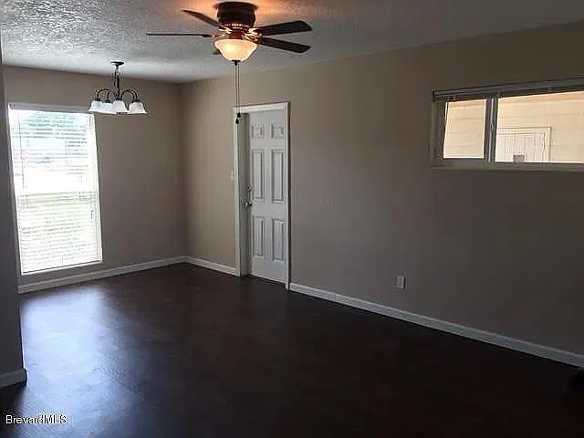 907 Acacia Way — Photo 3