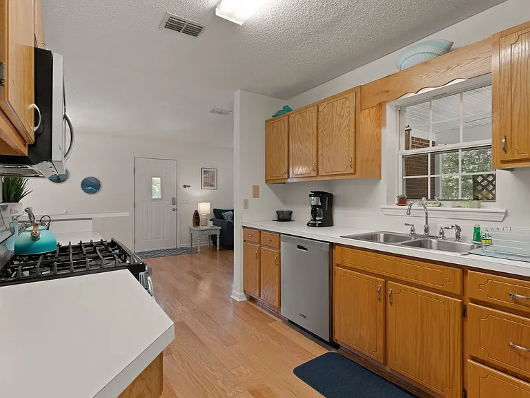 501 Bailey St — Photo 8