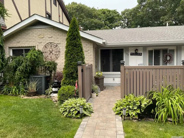 198 Skyline Drive #198, Coram, NY 11727