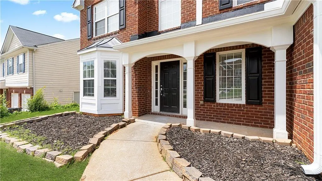 4 bed, 2.5 bath, 2816 sqft, $2,550 — Photo 2