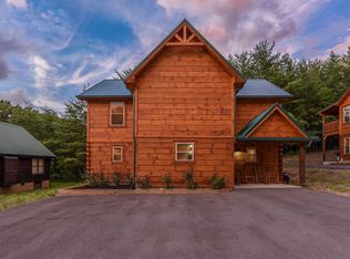 3211 Midvalley Dr, Pigeon Forge, TN 37863