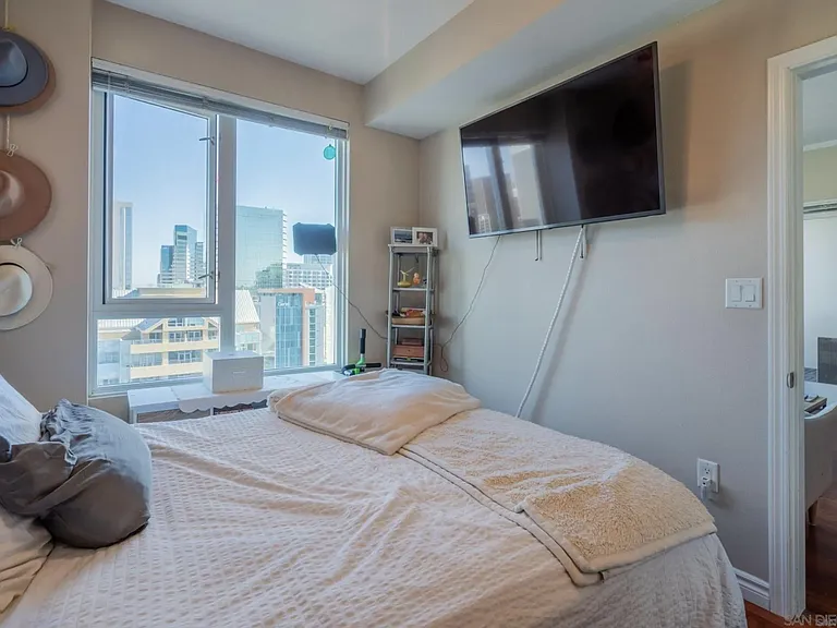 300 W Beech St #1601 — Photo 16