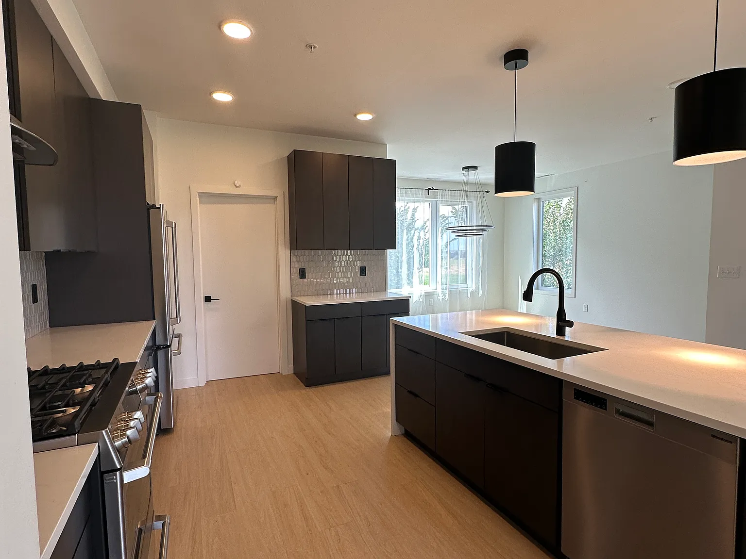 3 bed, 1941 sqft, $2,880 — Photo 4