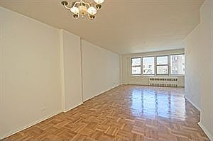 1st image of 900 W 190th St