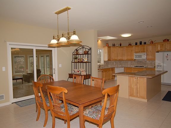 Large Eat-In Kitchen