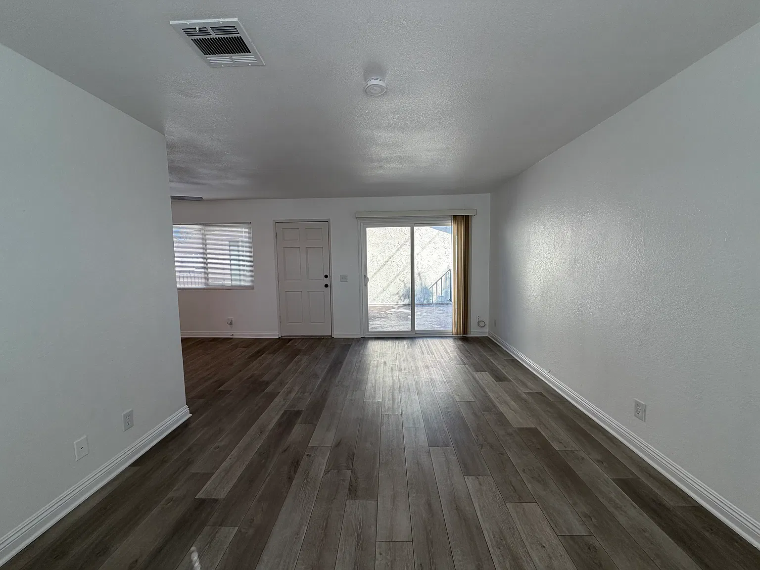 2 bed, 900 sqft, $2,200 — Photo 3