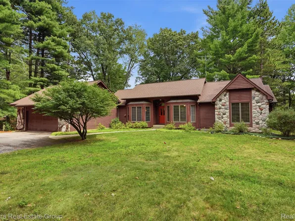 8636 Hidden Lake Dr, Howell, MI 48855