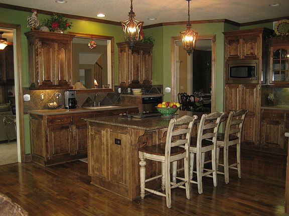 Kitchen w/ Granite Island