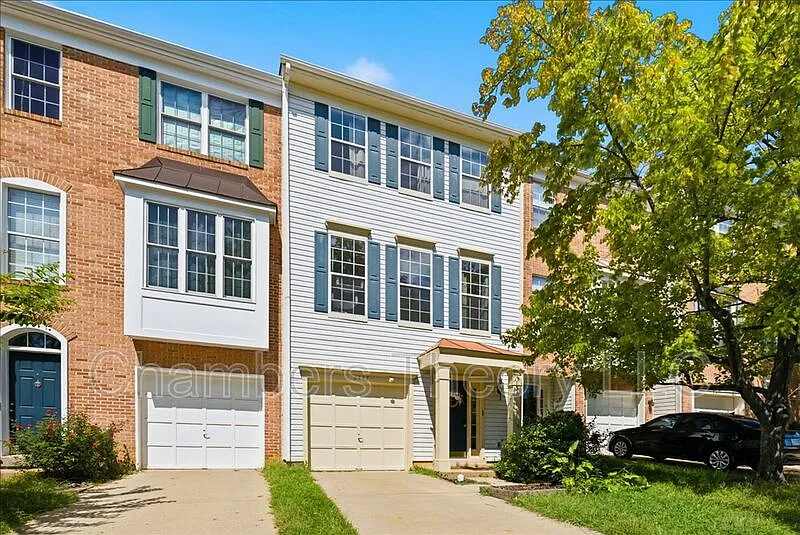 3 bed, 3.0 bath, 1950 sqft, $3,300 — Photo 2