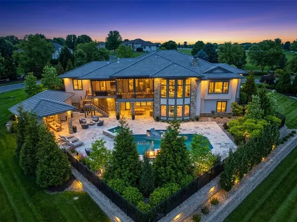 8085 NW Green Glades Ct, Parkville, MO 64152